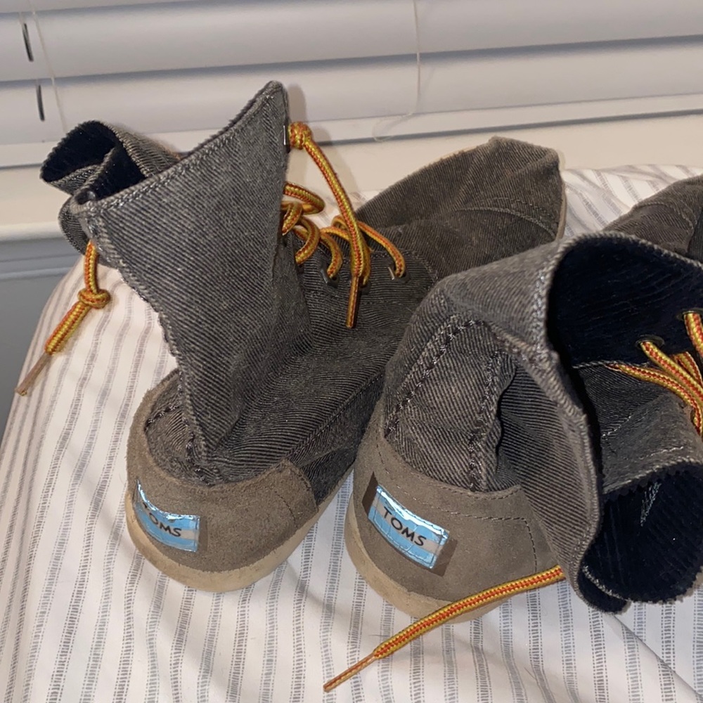 Men’s toms sneakers size 9.5 grey with yellow/red laces